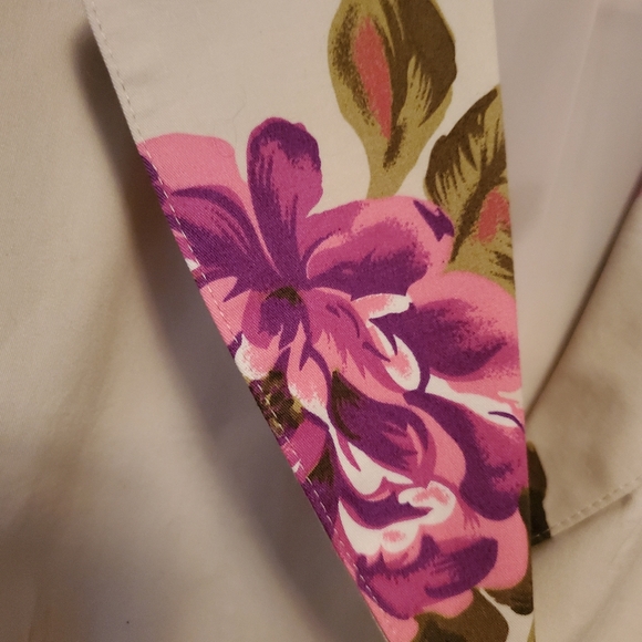 🌴 **SALE**BOGO**  Beautiful floral 🌹💐 blazer - Picture 3 of 5